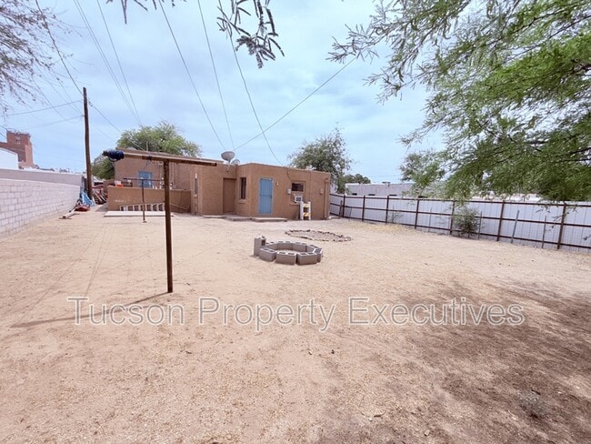 Building Photo - 1233 E Mabel St