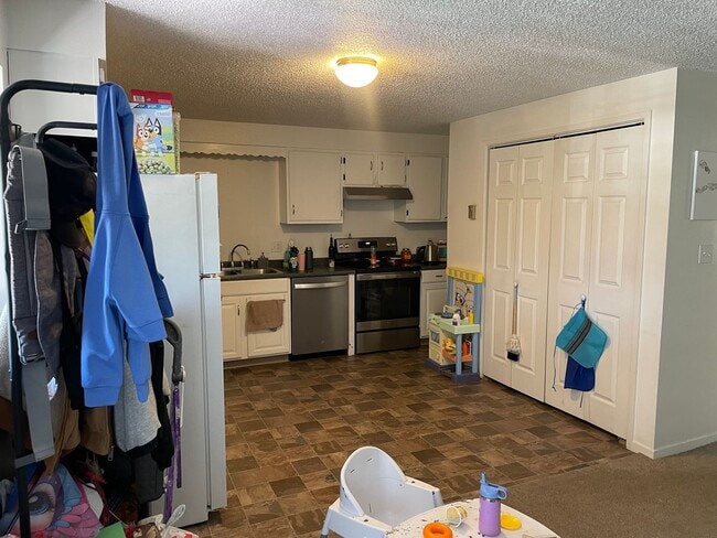 Building Photo - Two Bedroom Apartment with Washer/Dryer - ...