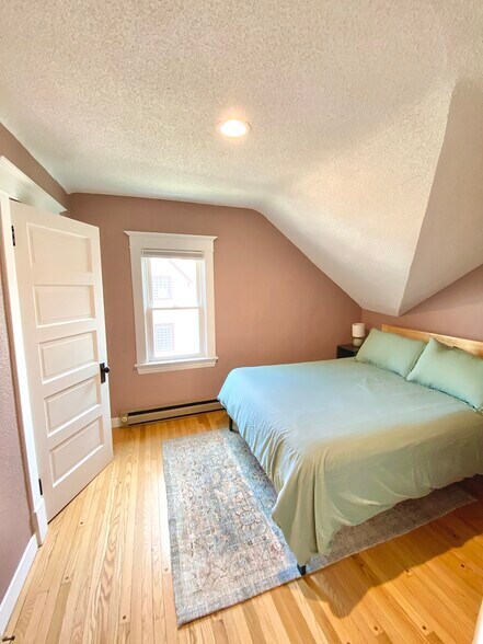 Building Photo - 1044 Saint Clair Ave