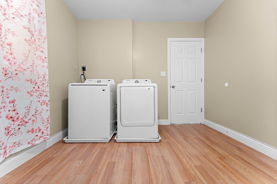 Bedroom 3 - laundry and desk - 172 Wilkinson Ave