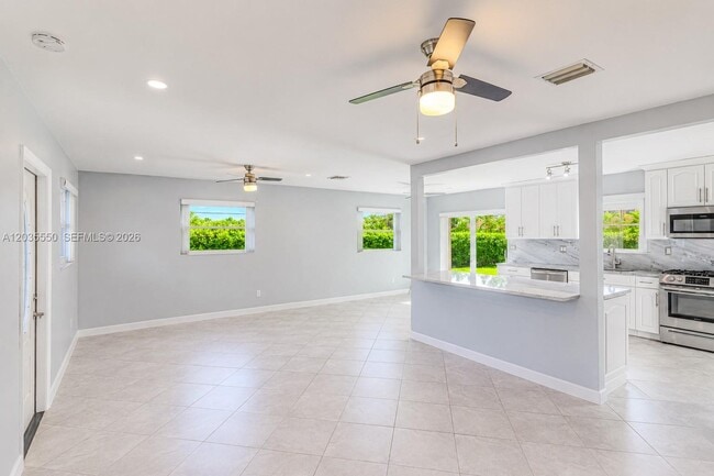 Building Photo - 6255 SW 62nd Ct