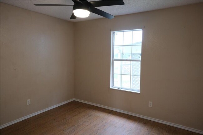 Building Photo - Enjoy peaceful country living just minutes from Elgin!