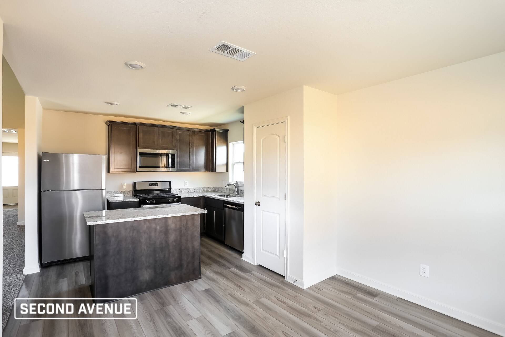 Building Photo - 1401 Sunkiss Dr