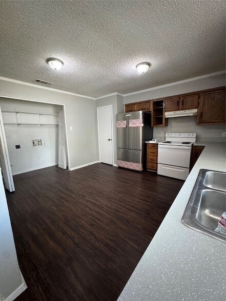 Building Photo - 1925 Bosque Dr