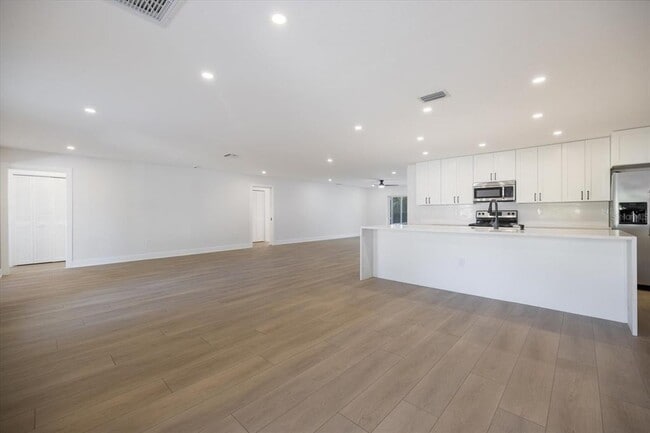 Building Photo - 328 Monet Dr