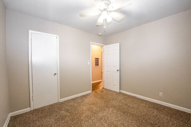 Building Photo - a0740gra
