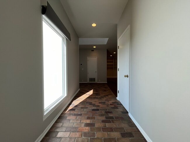 Building Photo - 501 Fenton Pl