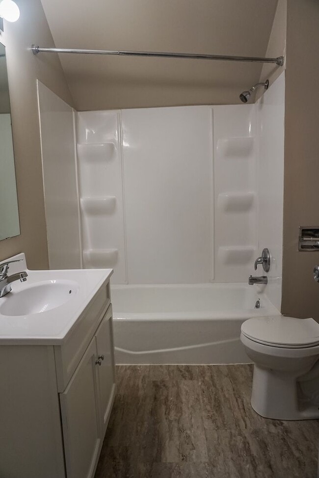 Building Photo - 5 Bedroom House Available!