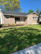 Building Photo - 402 Leslie Ln