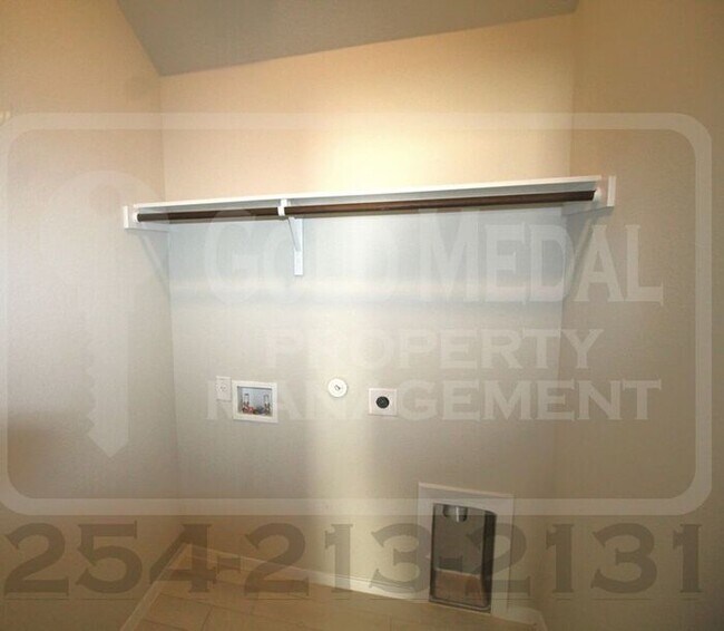 Building Photo - 335 Black Opal Dr