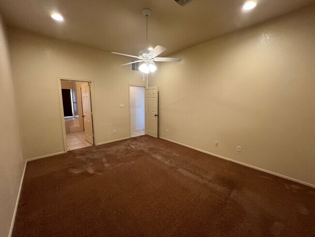 Building Photo - 4 BED POOL HOME!