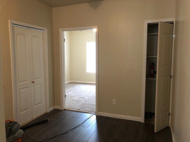 Building Photo - 5962 Oakherst Plz