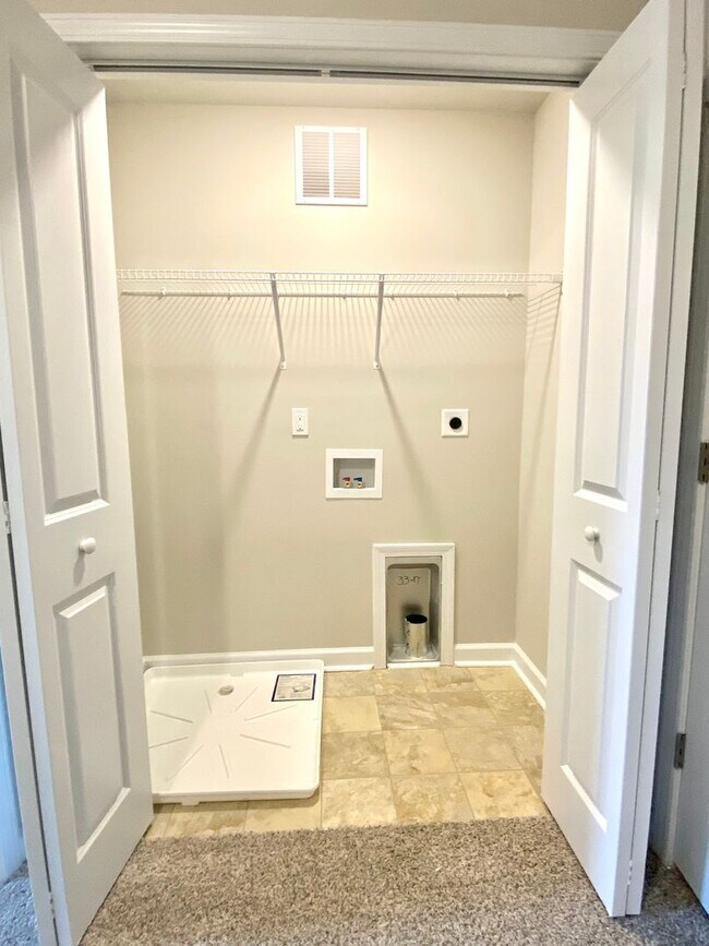 Building Photo - Well maintained Townhome in Piney Green!