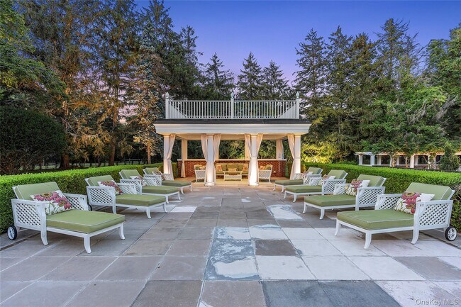 Building Photo - 94 Quogue St