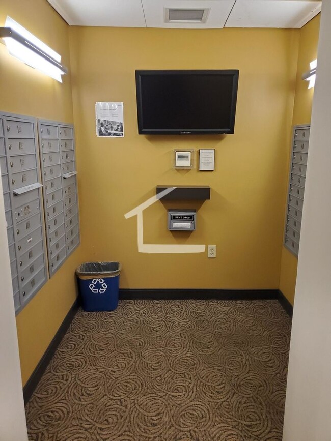 Building Photo - 2BR 1Bth unit. Heat/Hot Water included. Great location!