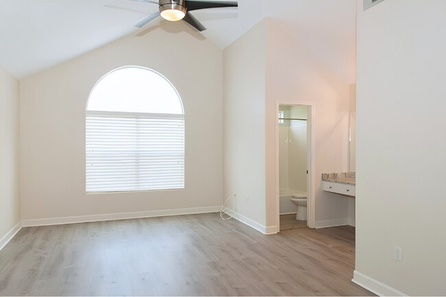 Building Photo - $250 Off First Month's Rent!!