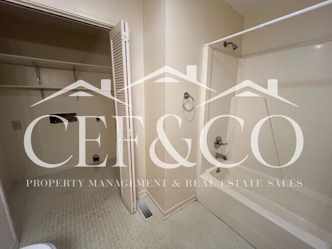 Building Photo - Beautifully maintained 2 bedroom 1.5 bathroom duplex, now available.