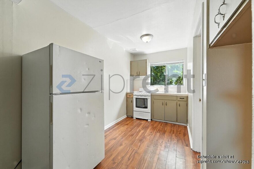 Building Photo - 132 W 18th St