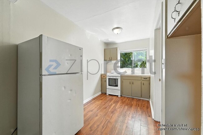 Building Photo - 132 W 18th St