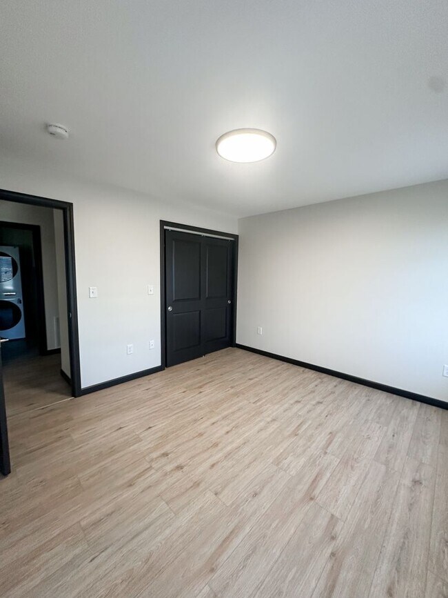 Building Photo - Beautiful 2 Bed, 2 Bath Apartment in PRIME location! Furnished & Unfurnished Options Available!