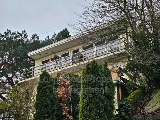 Building Photo - 801 SW Broadway Dr