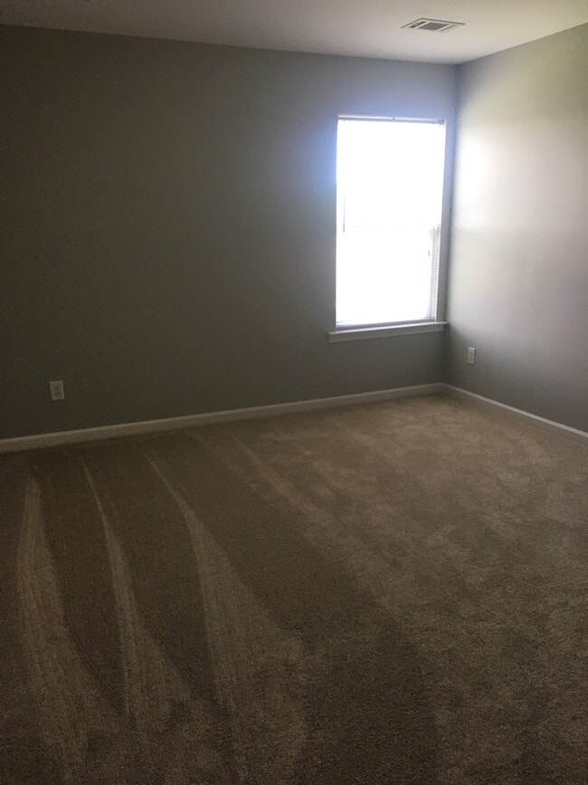 Building Photo - 4 Bedroom home in Bent Creek Subdivision