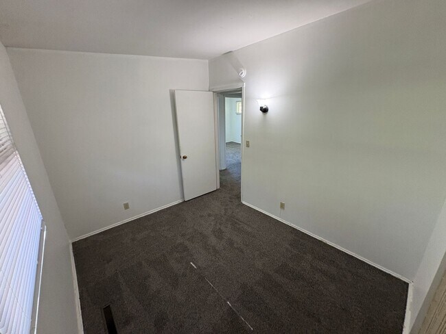 Building Photo - Charming Home, new carpet, laundry, backyard