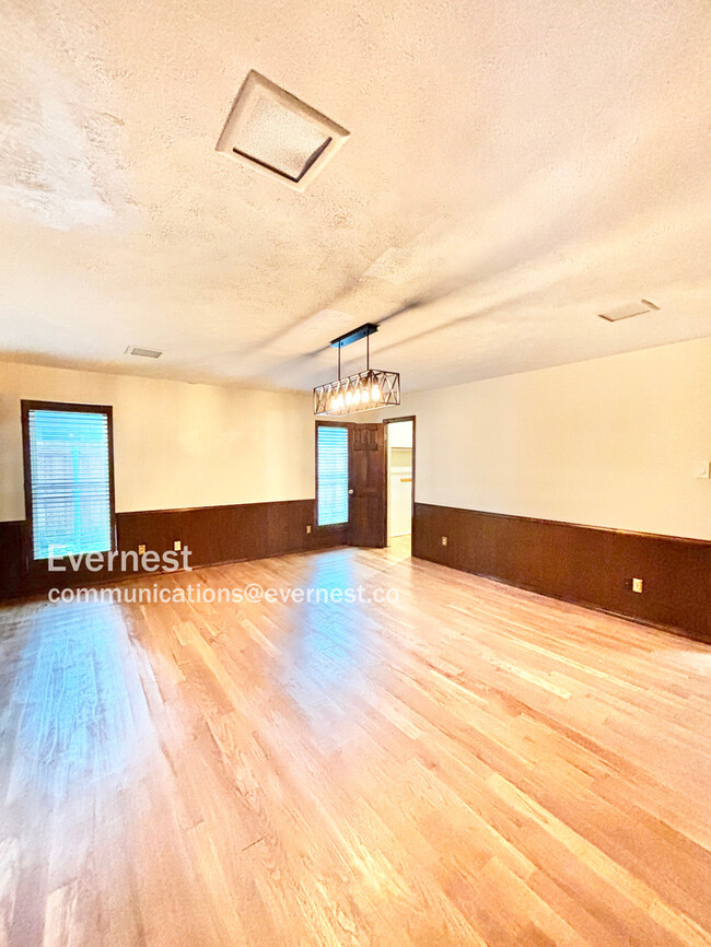 Building Photo - 1120 Stratford Dr