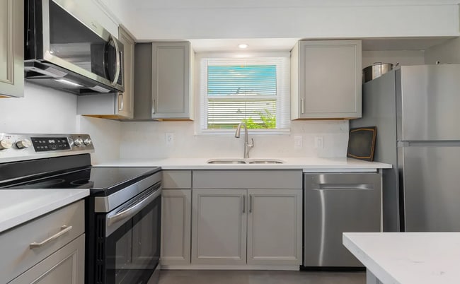 Building Photo - 3 Bedroom home in highly desireable area