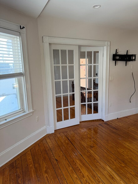 Building Photo - 89 Monroe St