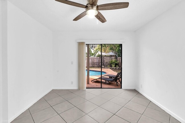 Building Photo - 2433 Southridge Rd