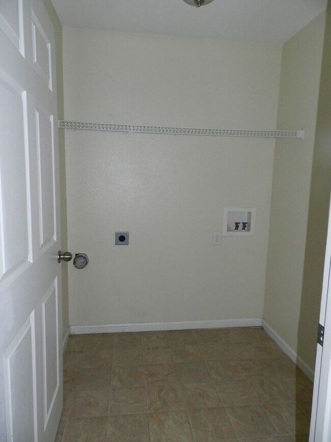 Building Photo - 222 Settlers Pass