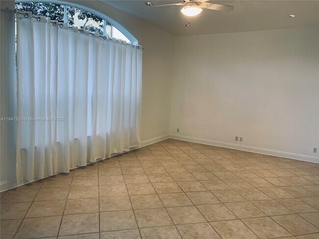 Building Photo - 4951 SW 38th Way