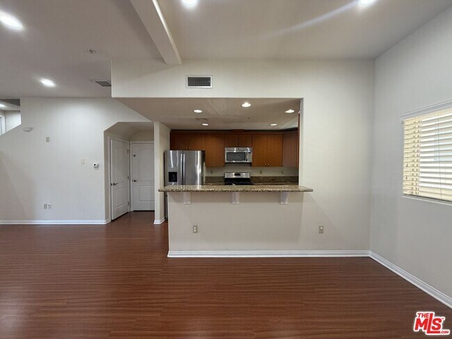 Building Photo - 15024 Magnolia Blvd