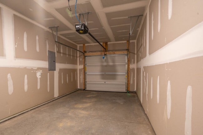 Building Photo - Beautiful newly constructed 3 bed and 2.5 bath townhouse with garage in the heart of jonesborough.