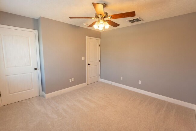 Building Photo - Cornerstone Spacious Single Family w Fenced Yard!
