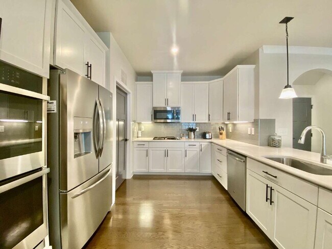 Building Photo - GORGEOUS TOWNHOME IN SOUTH PARK