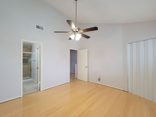Building Photo - Medical Center Living at Its Best – Poolsi...