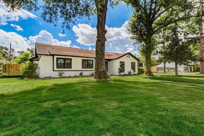 Building Photo - 9923 Emnora Ln