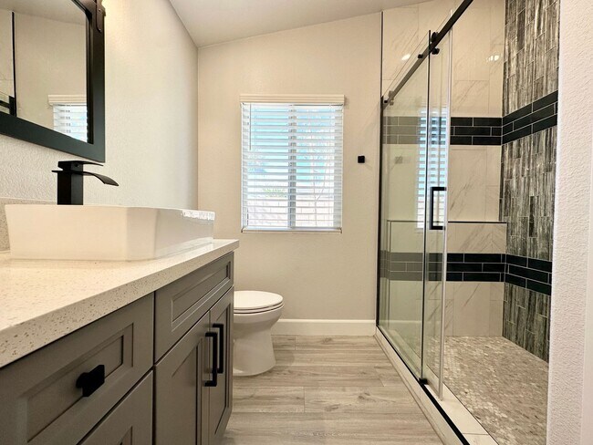 Building Photo - AVAILABLE NOW !! STUNNING 4 Bedroom 2 Bathroom POOL home in La Quinta