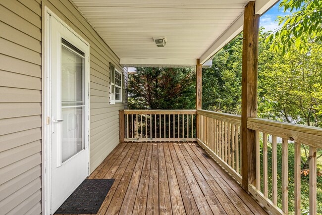 Building Photo - 3-Bedroom Home in West Asheville with Fenc...