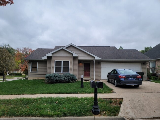 Building Photo - 800 Longfellow Pl