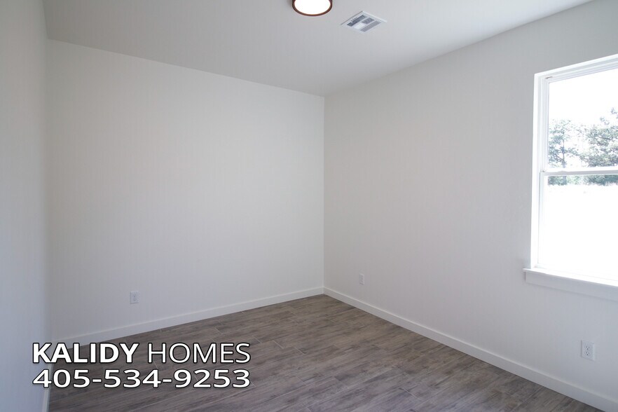 Building Photo - 2141 Kalidy Dr