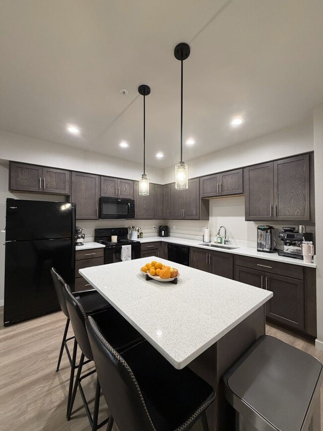 Building Photo - 920 E 4th Ave