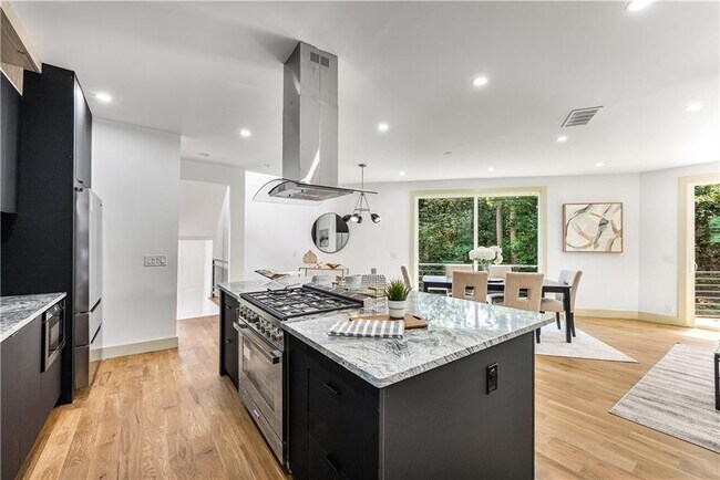 Building Photo - 335 Eureka Dr NE