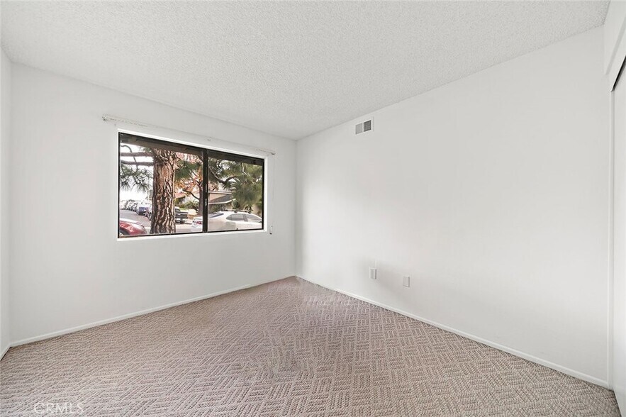 Building Photo - 5166 Dunbar Dr