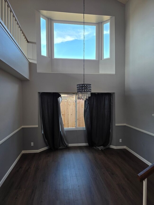 Building Photo - Large 3 bedroom home in quiet neighborhood cul-de-sac with amazing views