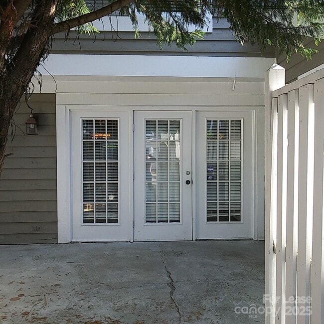 Building Photo - 8216 Legare Ct