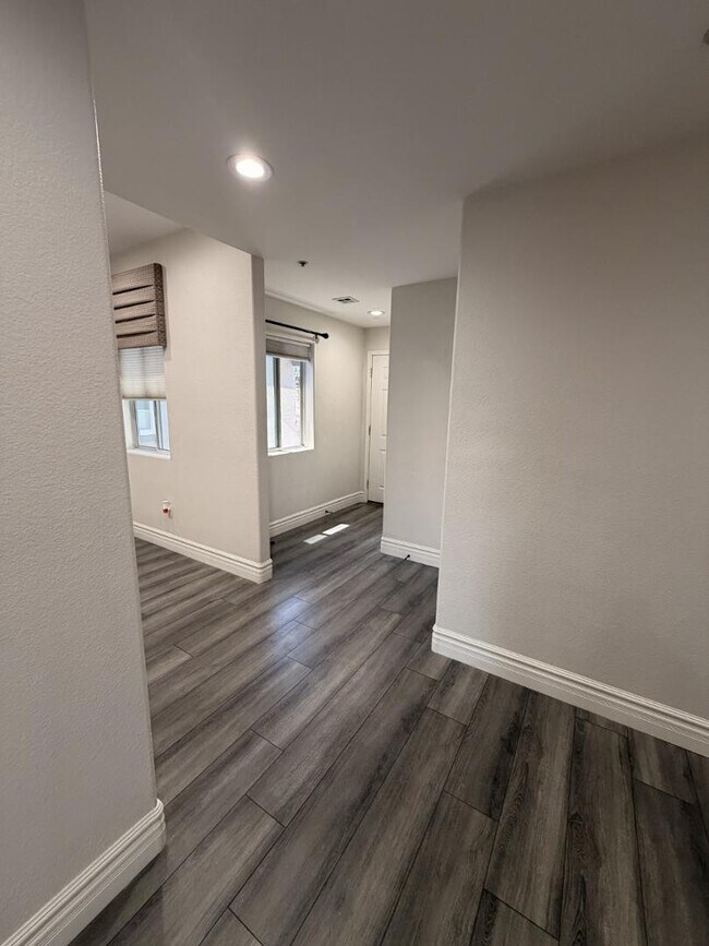 Building Photo - 7401 W Arrowhead Clubhouse Dr