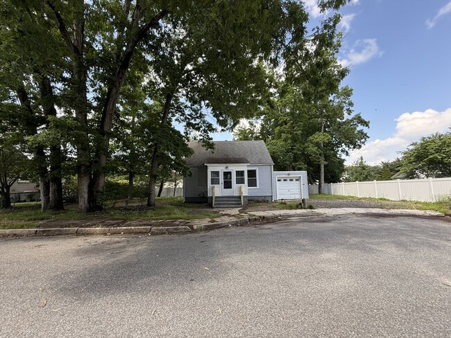 Building Photo - 1050 Alexander Dr